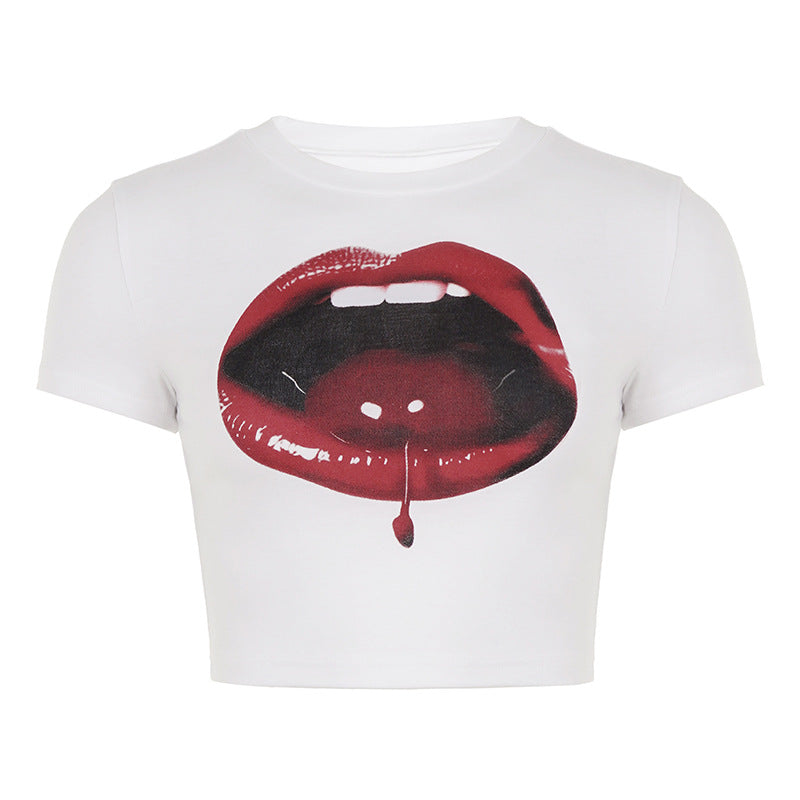Damen cropped T-Shirt mit auffälligem Lippen-Print und modernen Schnittelementen Skovae