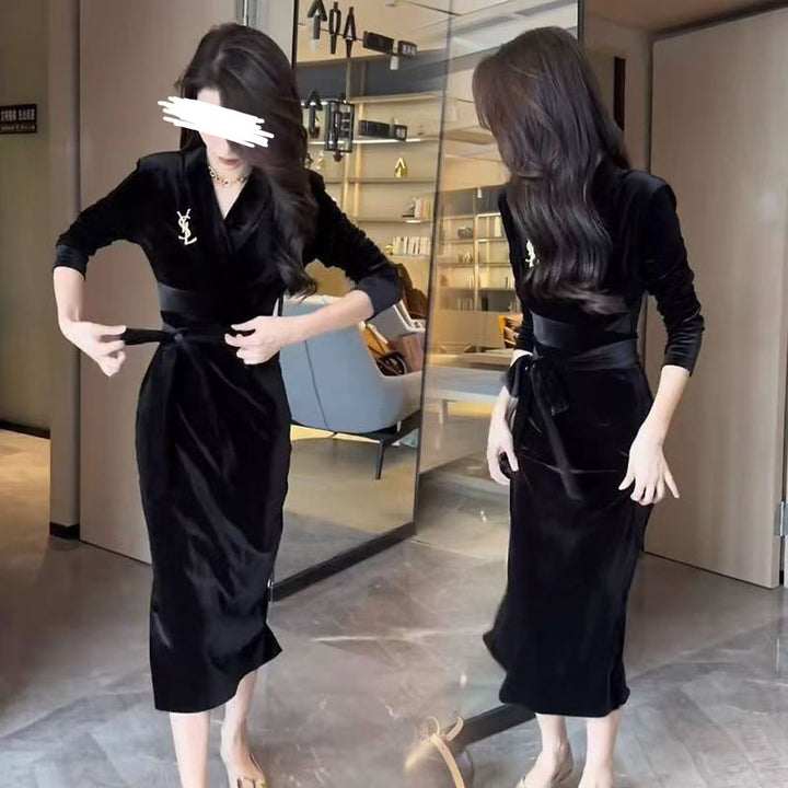 Kvinder langærmet kjole med elegant indpakningsdesign og stilfuld flæsekant