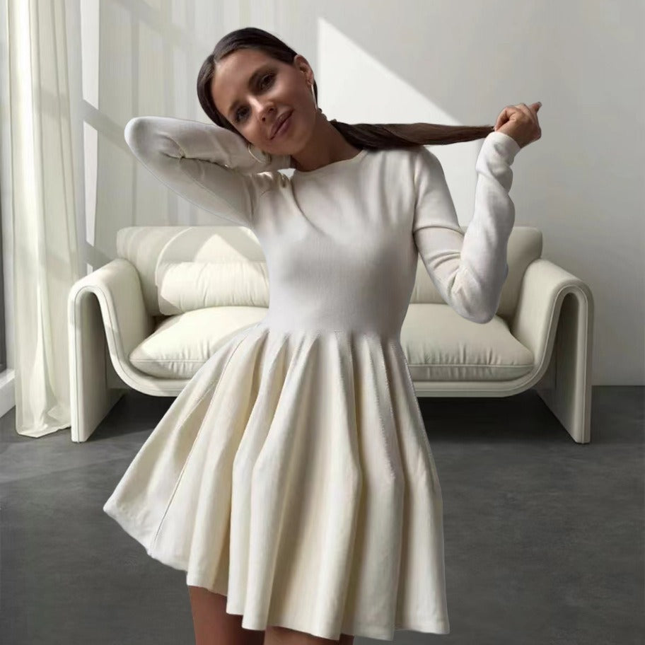 Dame skater minikjole med elegant, figursyet overdel og flydende nederdel Stilla