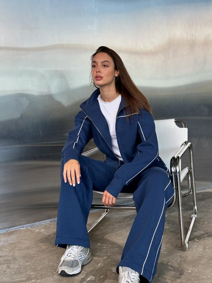 Kvinders sporty to-delt i et afslappet look med en stilfuld højtstående krave og praktiske lommer Skovae