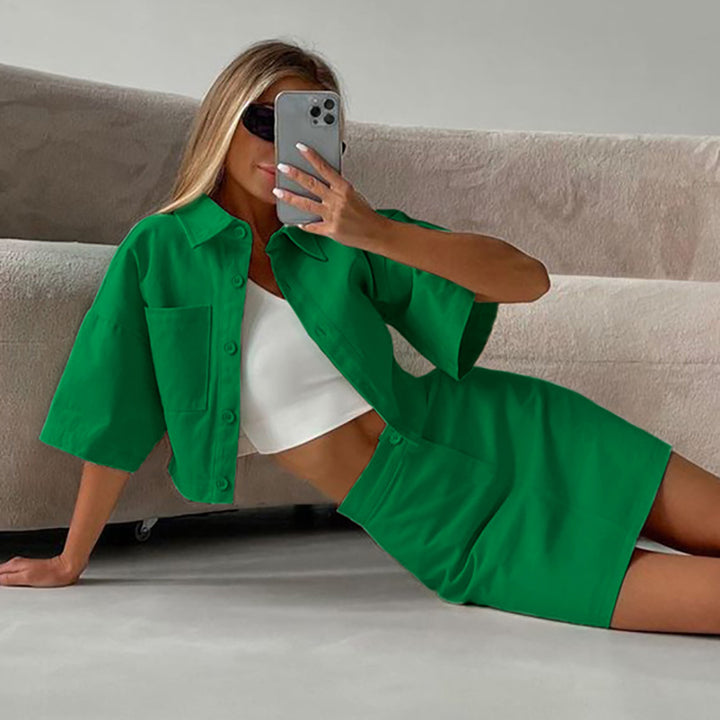 Dame sæt bestående af cropped bluse og kort jeansskørt med praktisk knaplukning Stilla