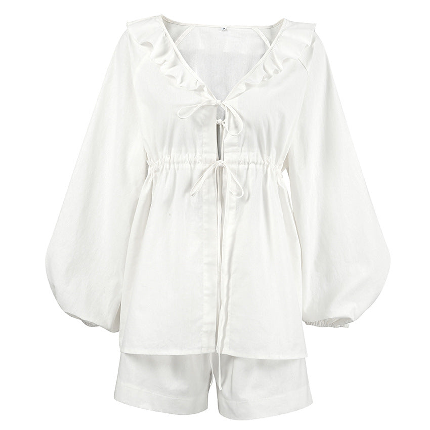 Damebluse med feminine flæsedetaljer og justerbar taljering Stilla
