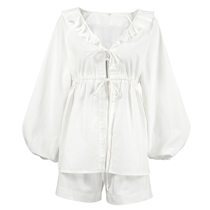 Damebluse med feminine flæsedetaljer og justerbar taljering Stilla