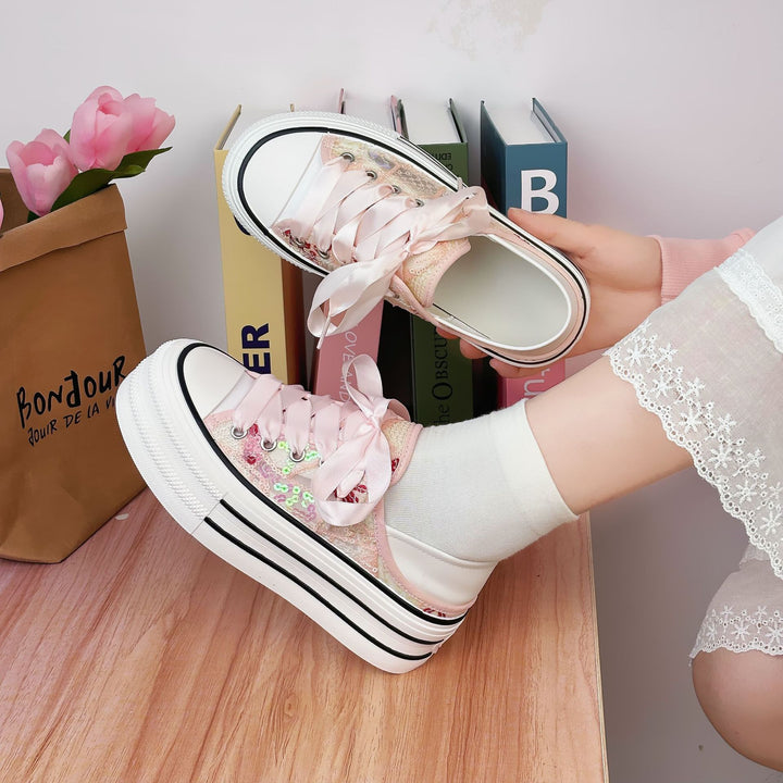 Dame Sneakers med florale accenter og dekorative satin snørebånd Stilla