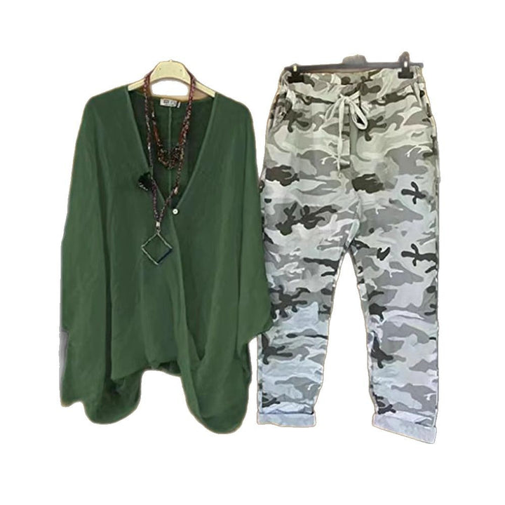 Dame nan to-delt outfit af flydende kimono-top og camouflage-joggingbukser Skovae
