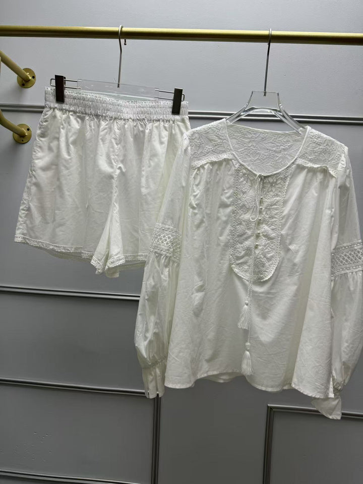 Dame elegant bluse med fine broderidetaljer og knaplukning Stilla