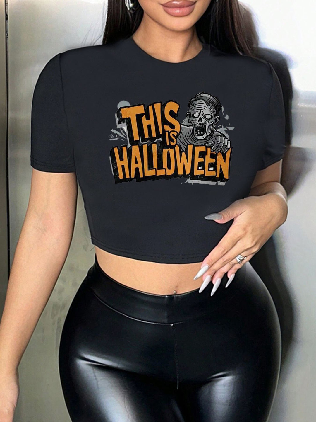 Dame Crop-T-shirt med kreativ læbe motiv og tætsiddende snit Skovae