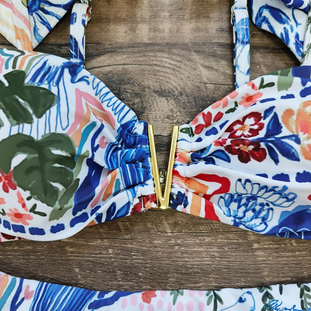 Dame bikini-sæt med voluminøse flæsedetaljer og elegant blomster-design Stilla