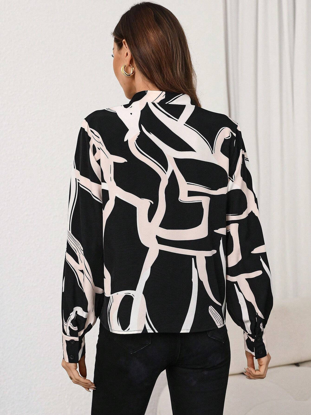 Damebluse i moderne grafikdesign med elegant knapdetalje Stilla