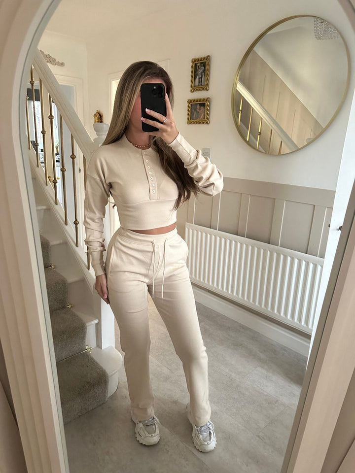Kvinders afslappede fritidssæt med cropped sweatshirt og komfortable joggers