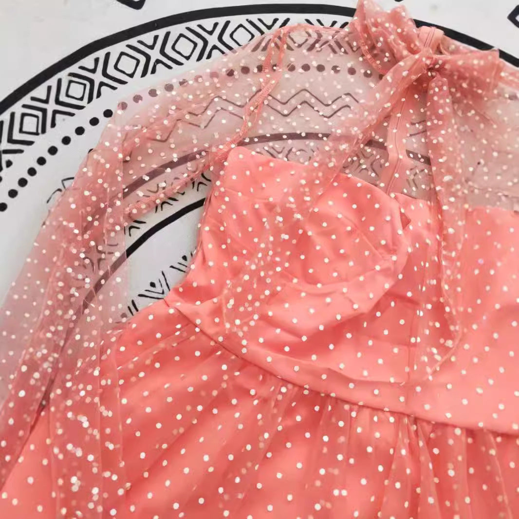 Dame kort tylkjole med glitrende prikker og feminine detaljer Stilla