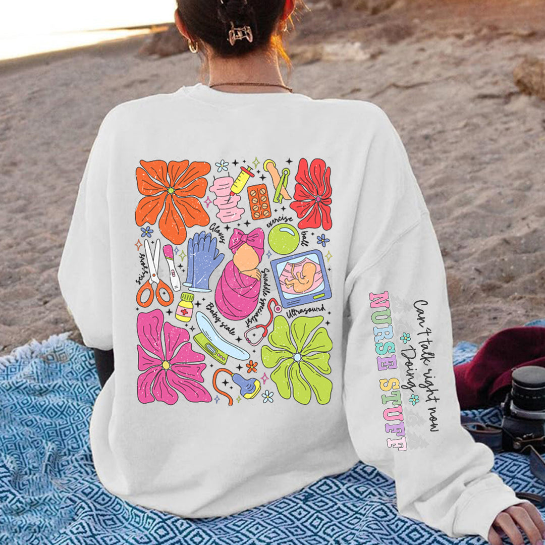 Kvinders hoodie med farverigt grafisk design og originalt plejemotiv Stilla