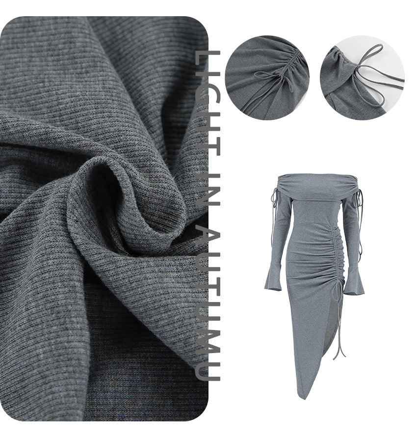 Damekjole i off-shoulder design med rynkedetaljer og sidelæg Stilla