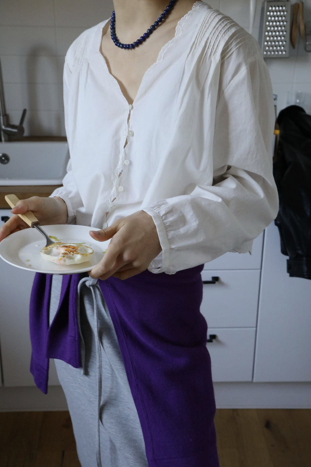 Dameskjorte med fine ruffles detaljer og knapliste Stilla