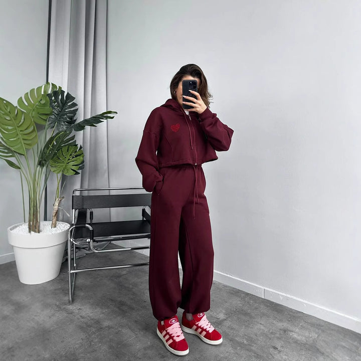 Kvinders sporty crop hoodie med løs pasform og komfortable joggers Skovae