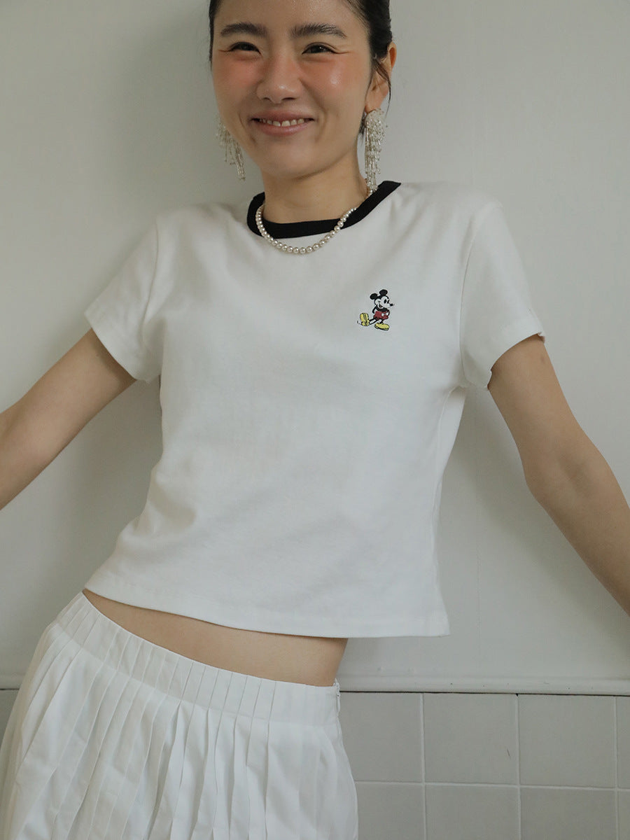 Dame afslappet T-shirt med unik Mickey Mouse broderi og kontrastfarvet rund halsudskæring Stilla