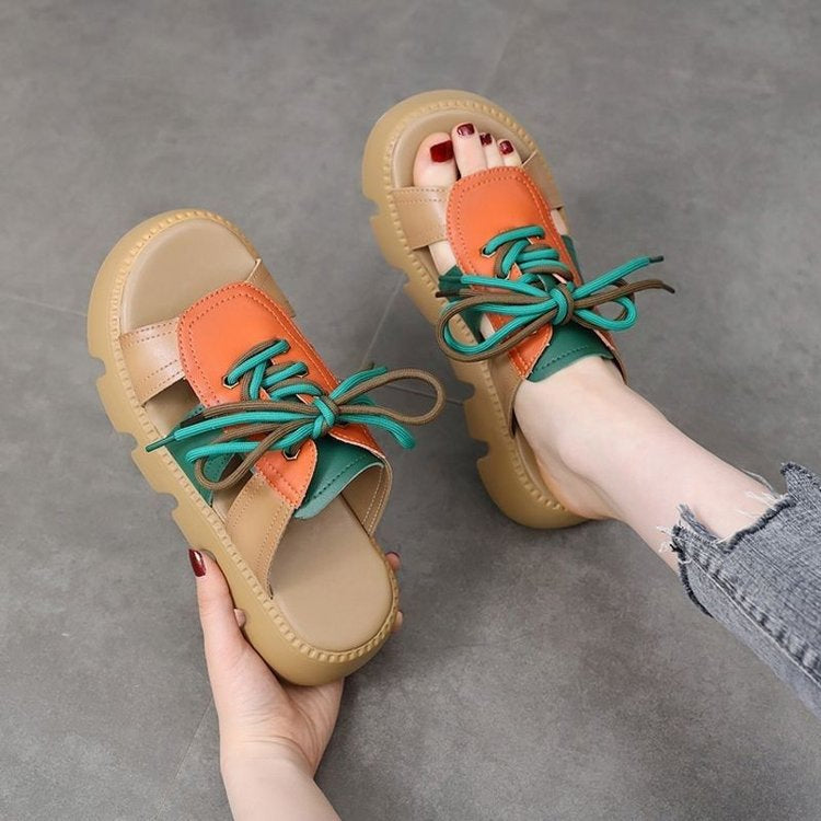 Dame Plateau-sandaler med justerbart snøresystem og farverige accenter Stilla