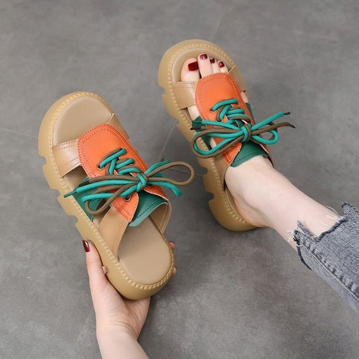 Dame Plateau-sandaler med justerbart snøresystem og farverige accenter Stilla