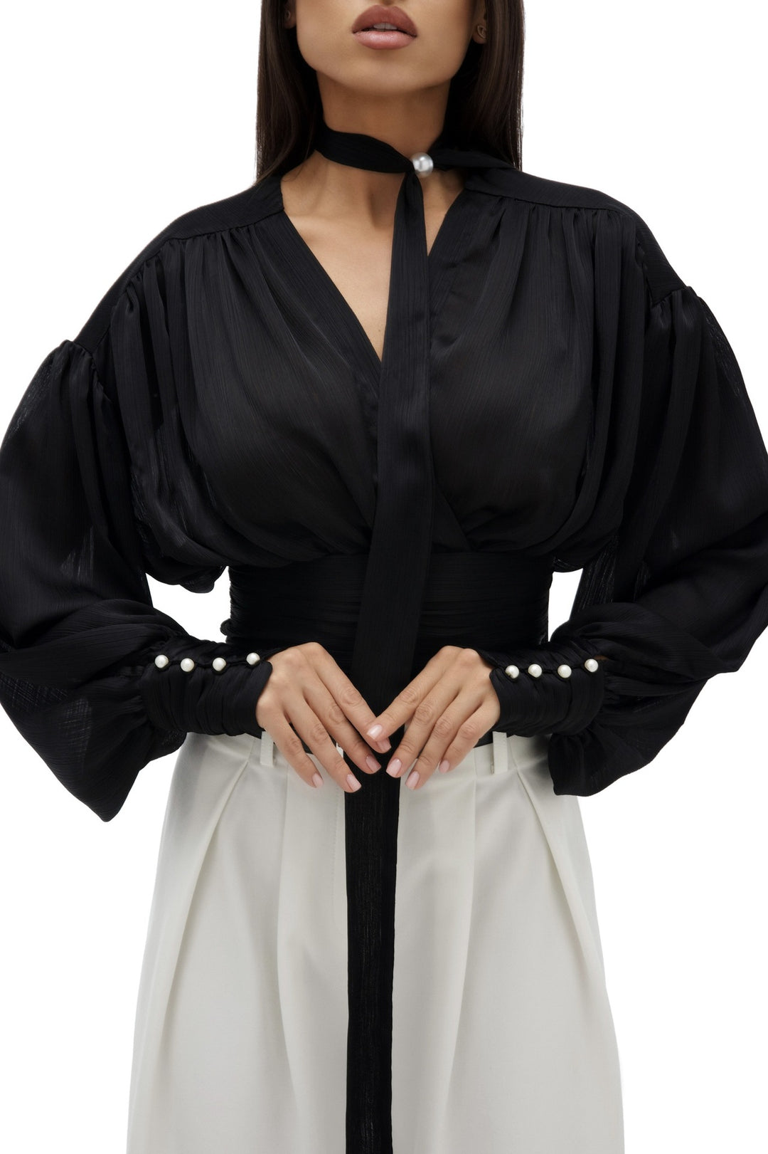 Kvinders bluse med voluminøse ærmer og elegante perleknapper Stilla