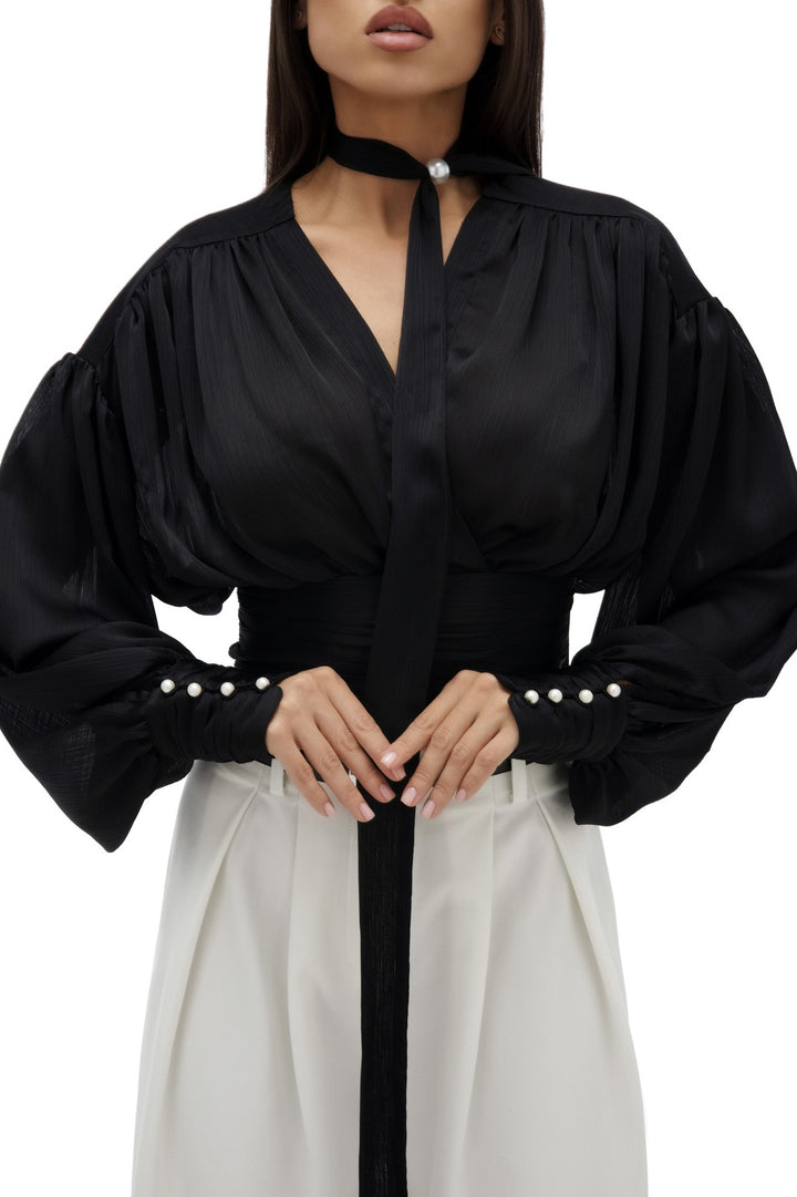 Kvinders bluse med voluminøse ærmer og elegante perleknapper Stilla
