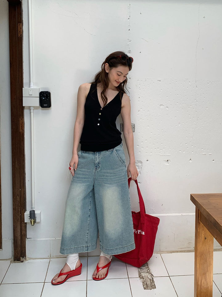 Dame løstsiddende ærmeløs top med knapdetaljer og afslappede jeansshorts Stilla