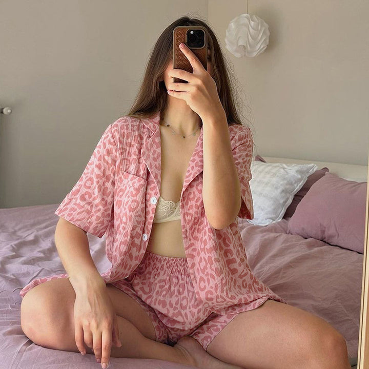 Dame sove sæt med afslappet kortærmet bluse og shorts i leopardmønster Stilla