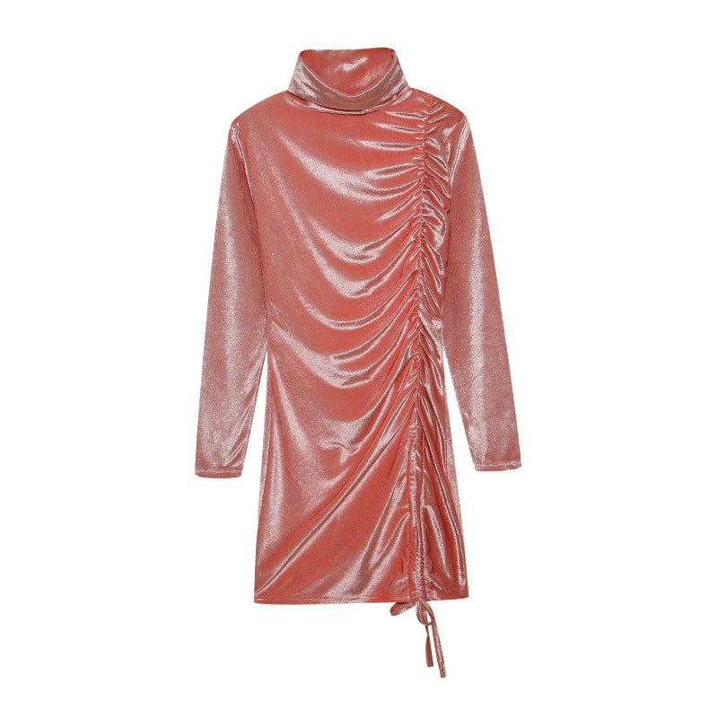 Kvinders festkjole med høj hals og draperede samlinger