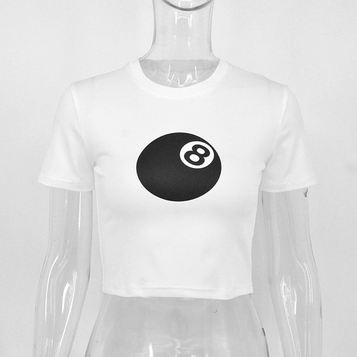 Dame cropped T-Shirt med unikt 8-Ball motiv og afslappet pasform Skovae