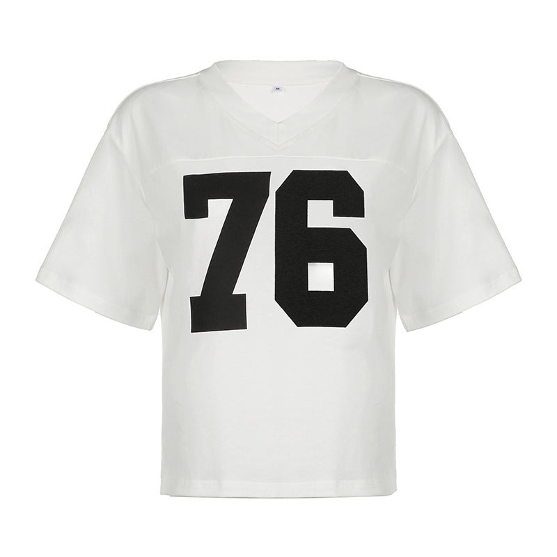 Dame afslappet V-hals T-shirt med sportmotiv Skovae