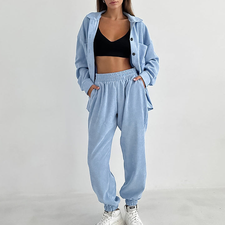 Dame Casual og komfortabel fleece-dragt med knapdetaljer og praktiske lommer Stilla