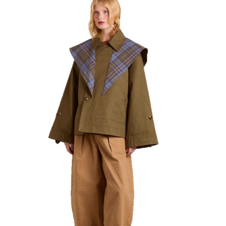 Kvinders fashionable trenchcoat med karakteristisk krave og praktiske lommer Stilla
