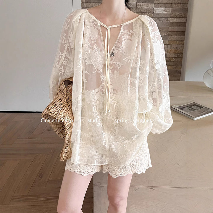 Damebluse i sart chiffon med blomstermotiv og luftige ærmer Stilla