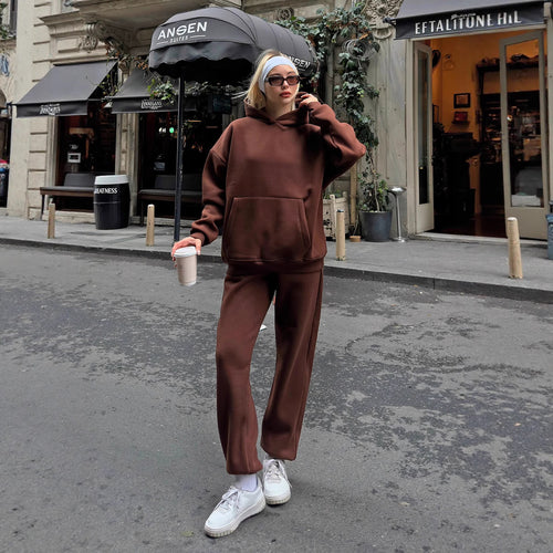 Kvindernes oversized hættetrøje og brede joggingbukser i afslappet look Skovae