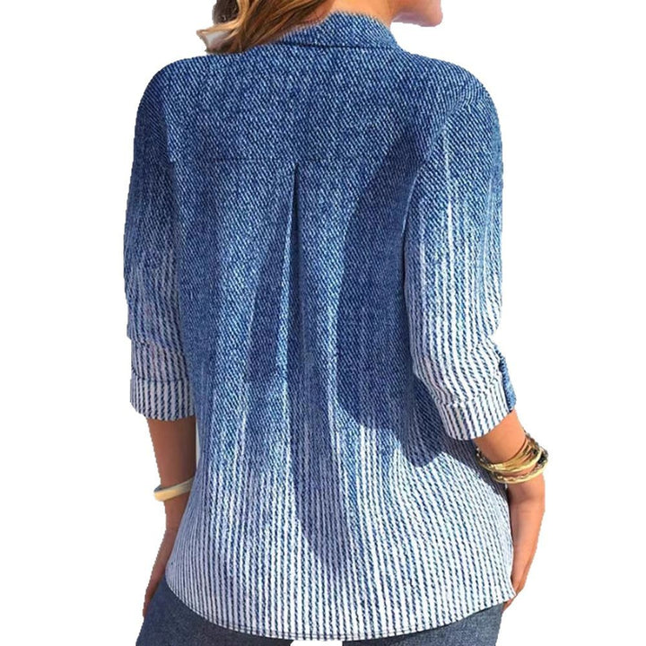 Dame skjorte i moderne denim-stil med fint stribemønster og påsyet brystlomme Stilla