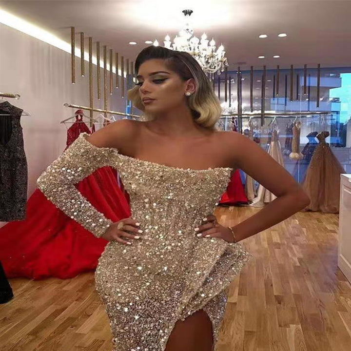 Dame Glamourøst Aftenkjole med skimrende paletter og sexy slids Stilla