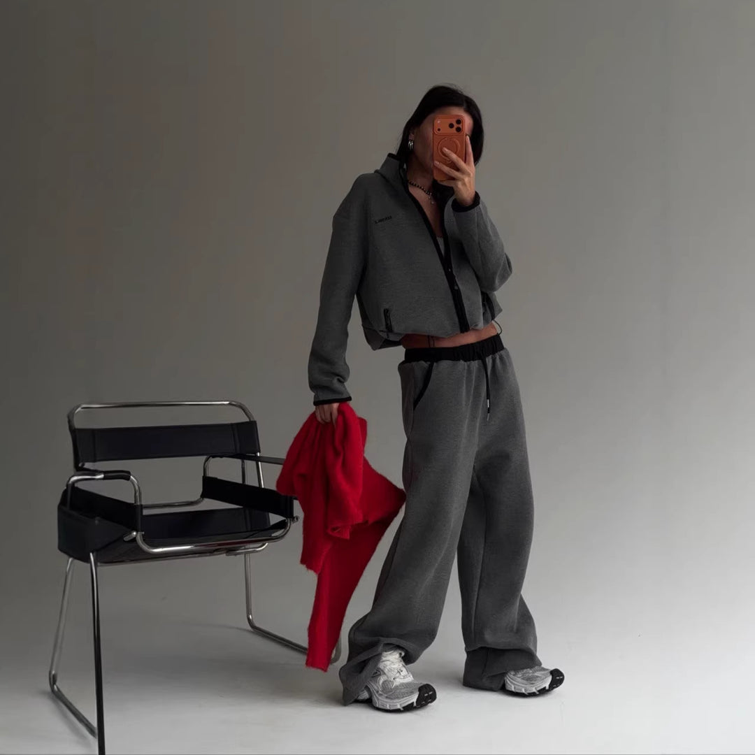 Kvinders komfortable cropped hoodie med høj krave og afslappede joggers Stilla