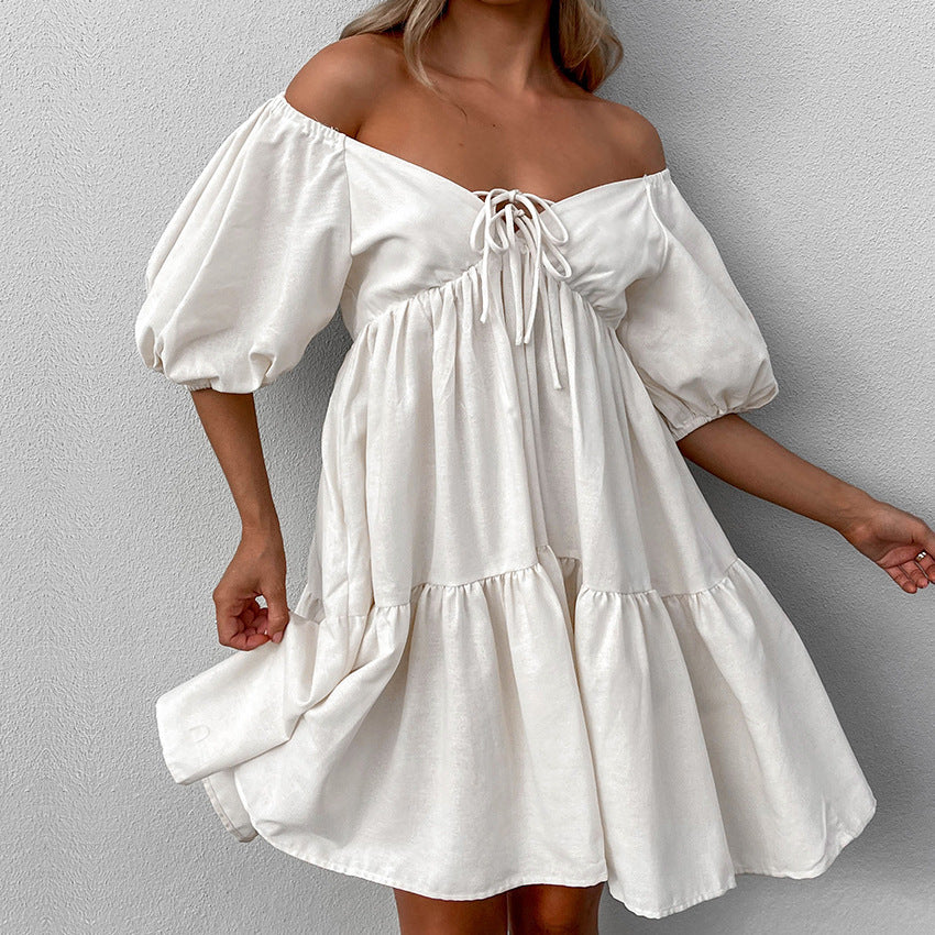 Dame Off-Shoulder Minikjole med Rüschedetaljer og figursyet silhuet Stilla