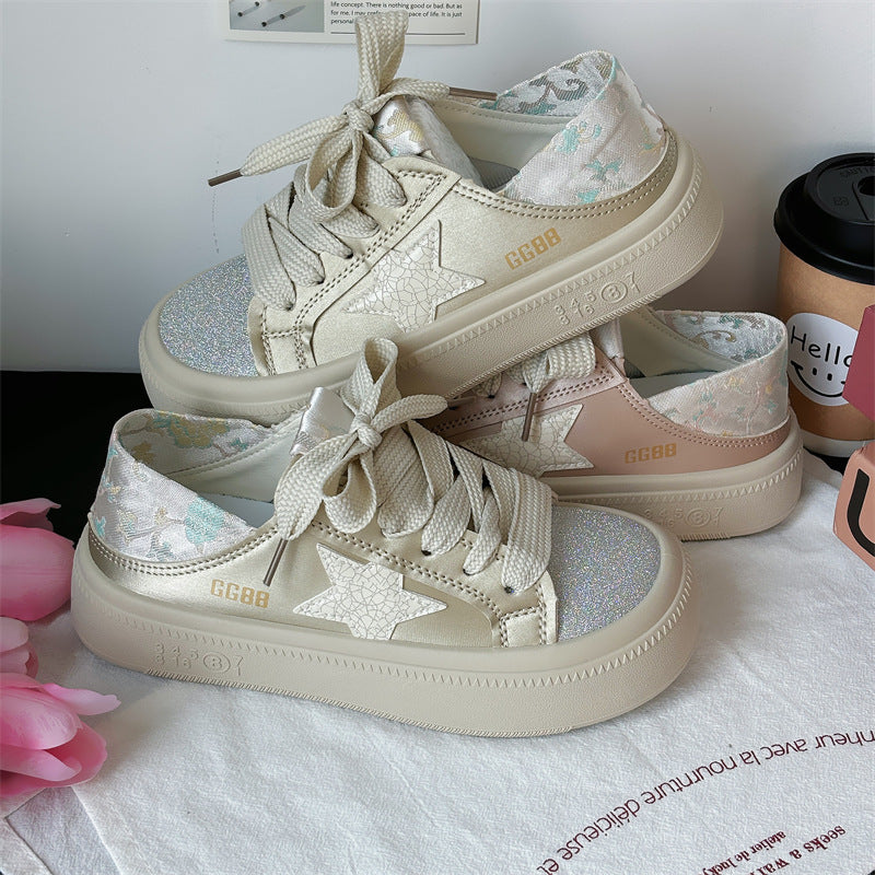 Dame sneakers i elegant design med glitrende overflademateriale og robust såleprofil Stilla