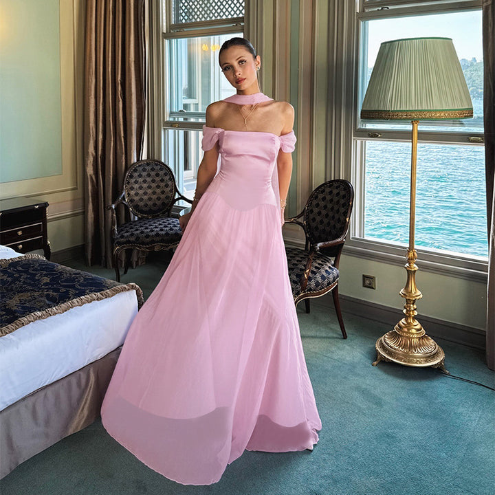 Kvinders Elegant Aftenkjole med Off-Shoulder Puffærmer og Choker