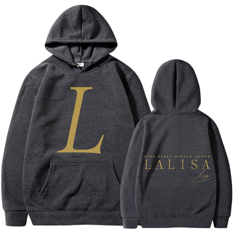 Kvindernes hoodie med stilfuldt initialer print og generøs kængurulomme Skovae