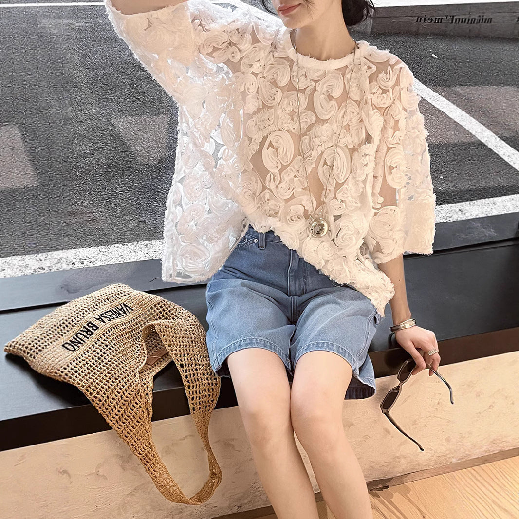 Damebluse med detaljerede 3D-blomsterapplikationer Stilla