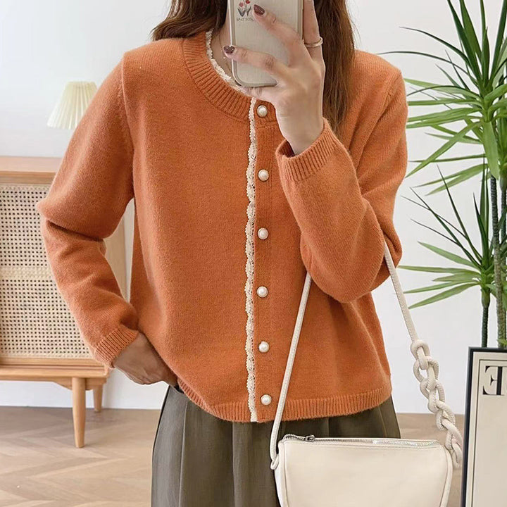 Dames finstrikket cardigan med dekorativ knaplukning og milde ribbede strukturer Stilla