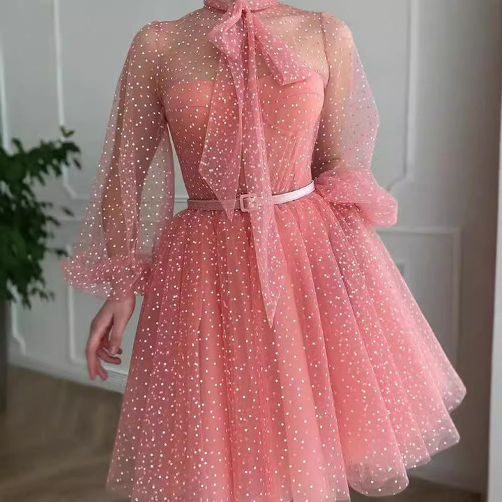 Dame kort tylkjole med glitrende prikker og feminine detaljer Stilla