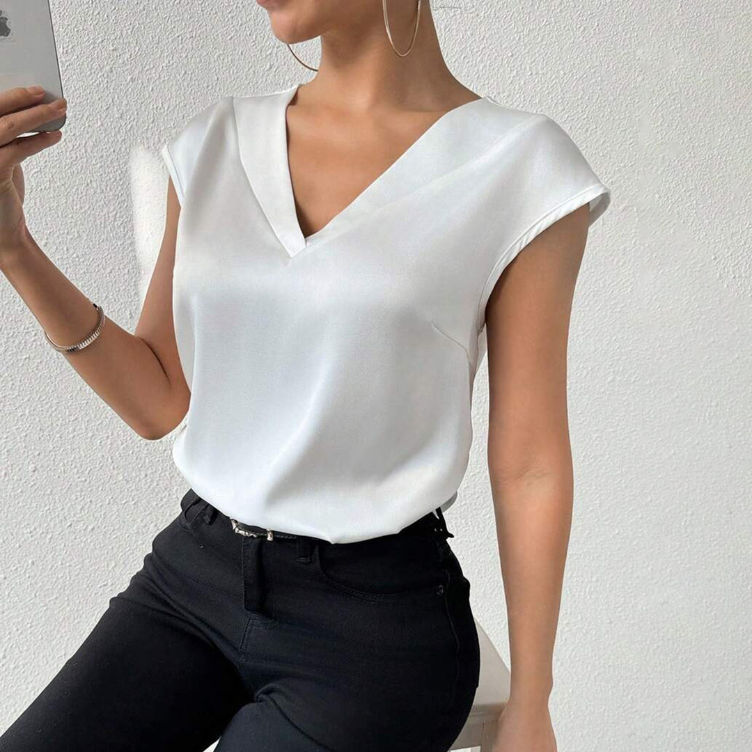 Dame satinbluse med moderne V-halsudskæring og elegante korte ærmer Skovae