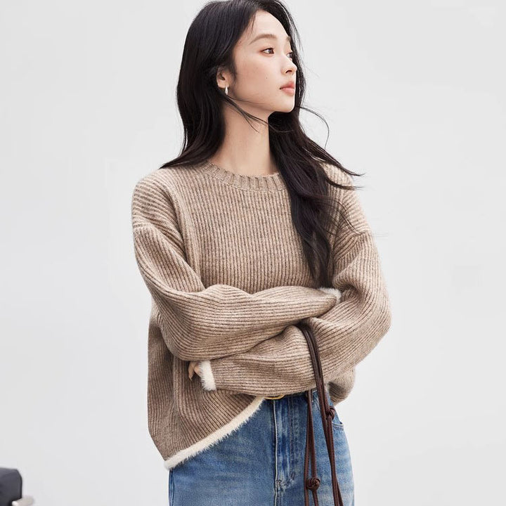 Kvinders fluffy sweater med en løs pasform og moderne ribbede detaljer Stilla