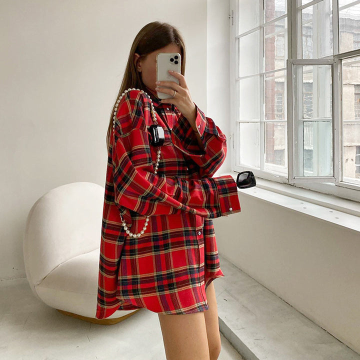 Dame Karo-bluse i afslappet oversized-stil med lange ærmer og knapdetaljer Stilla