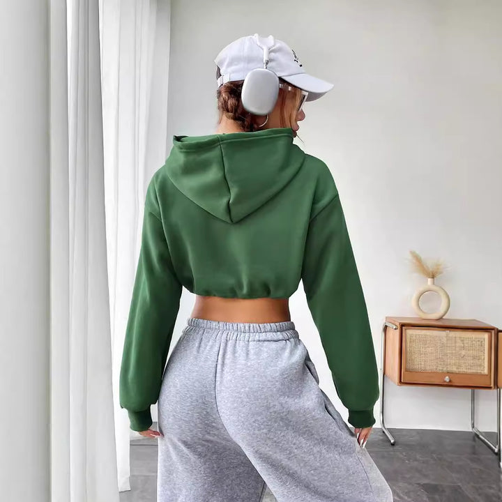 Kvindernes cropped hoodie med broderet skrift og snor Stilla