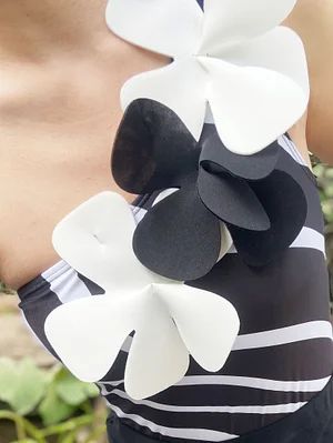 Dame heldragt badeshorts med asymmetrisk omslagskørt og elegante blomst applikationer Stilla