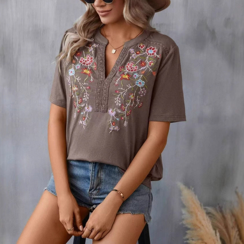 Damebluse med detaljeret blomsterbroderi Stilla