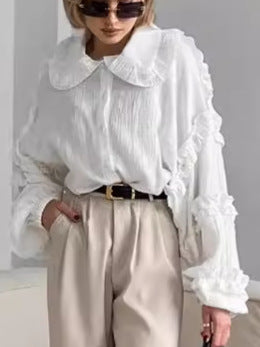 Damebluse med voluminøse flæsedetaljer og klassisk ståkrave Stilla